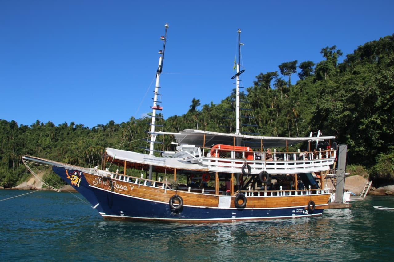 Escuna da JF Turismo em Paraty